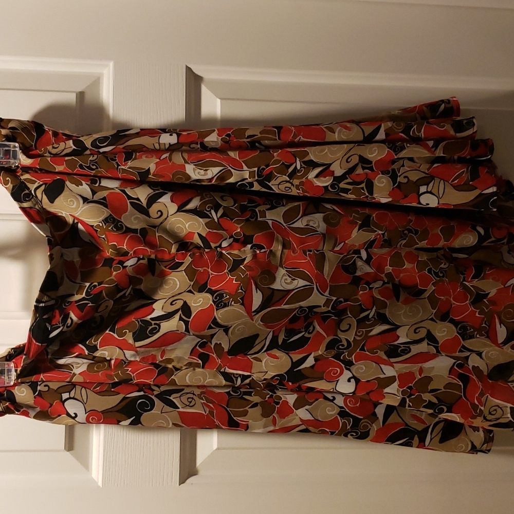 Below the knee skirt fully lined top shell polyester